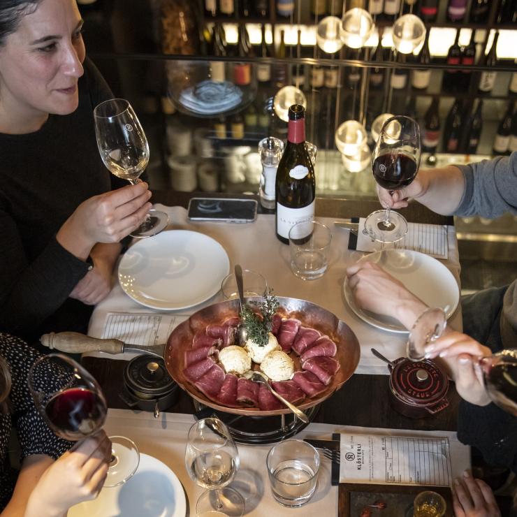 Diverse Teller mit Speisen